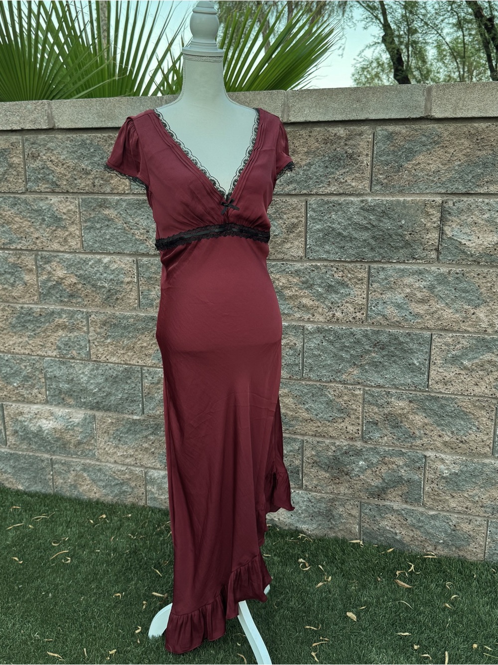 Kimchi Blue Asymmetrical Satin Slip Dress in Gorgeous Burgandy
🚭 🚫Pets - Picture 7 of 9